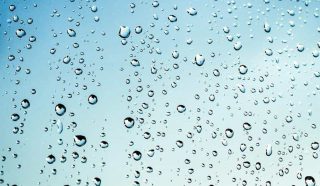 água de chuva vista de perto em vidro