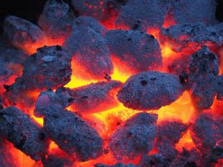 carvão pegando fogo